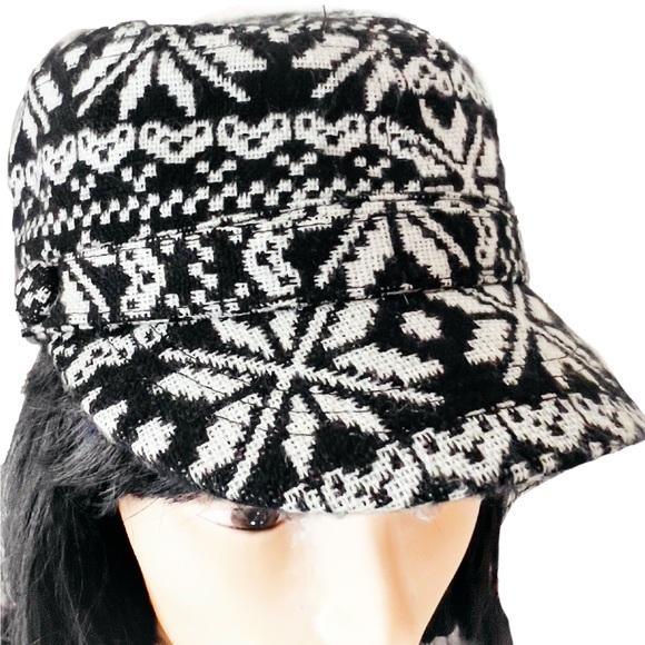Angela & William Nordic-Print Cadet/Newsboy Cap/Winter Cabbie Hat in Black/Cream - Picture 9 of 11